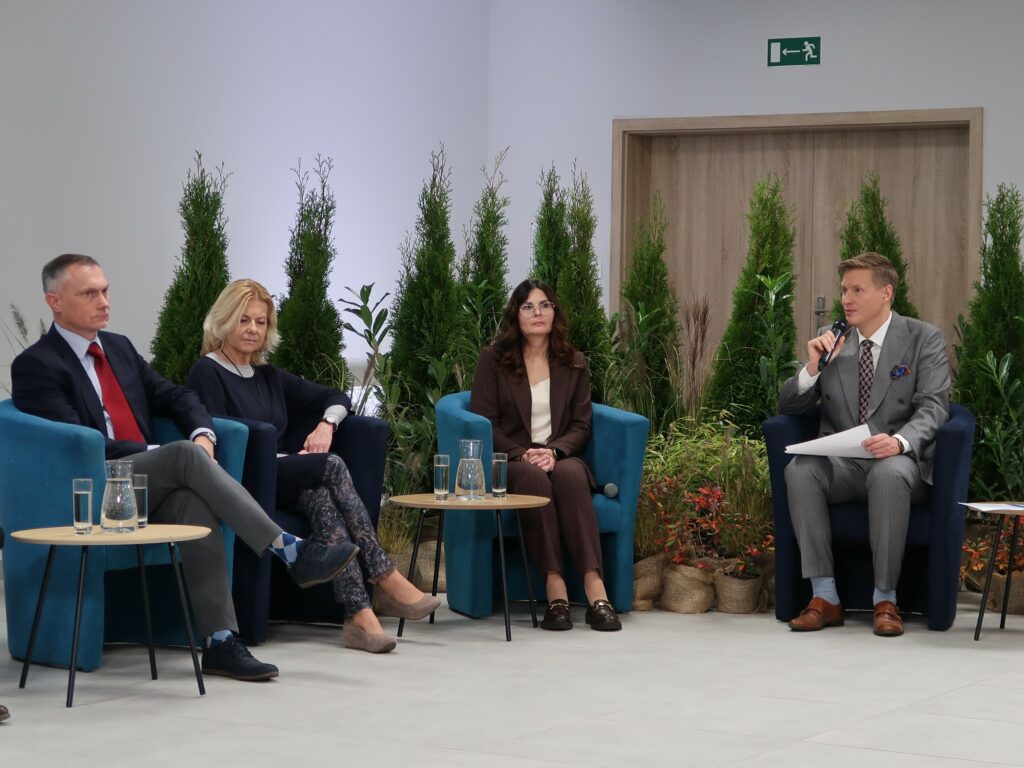 Zdjęcie przedstawia uczestników konferencji „Wielkopolskie Rozmowy o Klimacie”