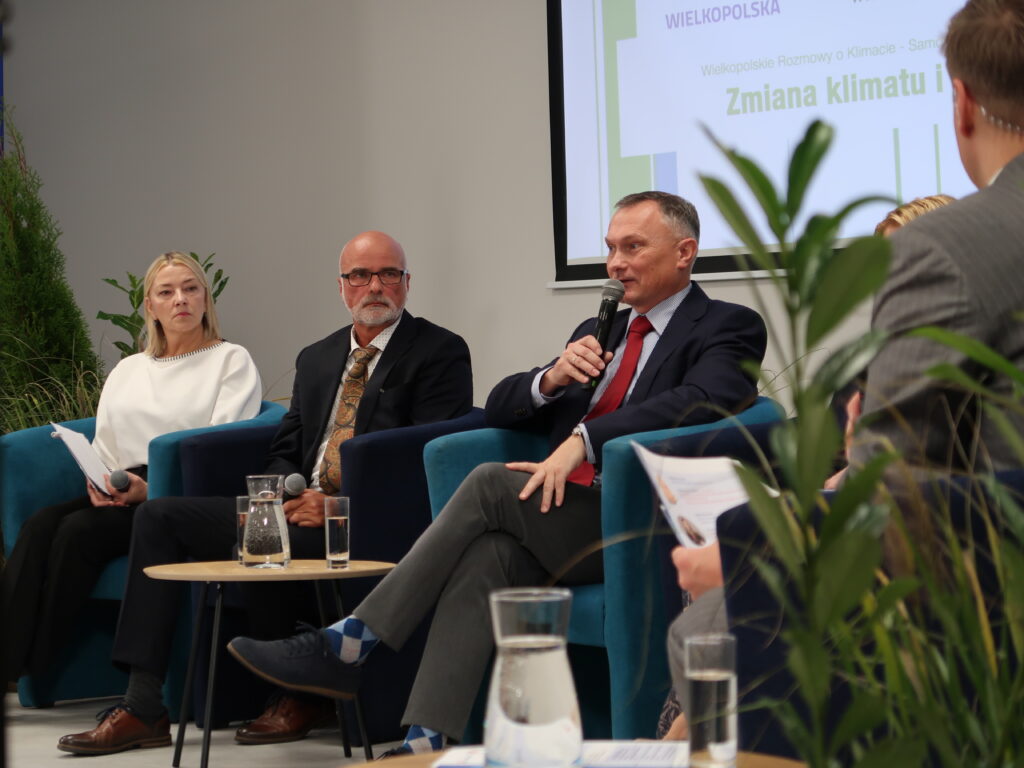 Zdjęcie przedstawia uczestników konferencji „Wielkopolskie Rozmowy o Klimacie”