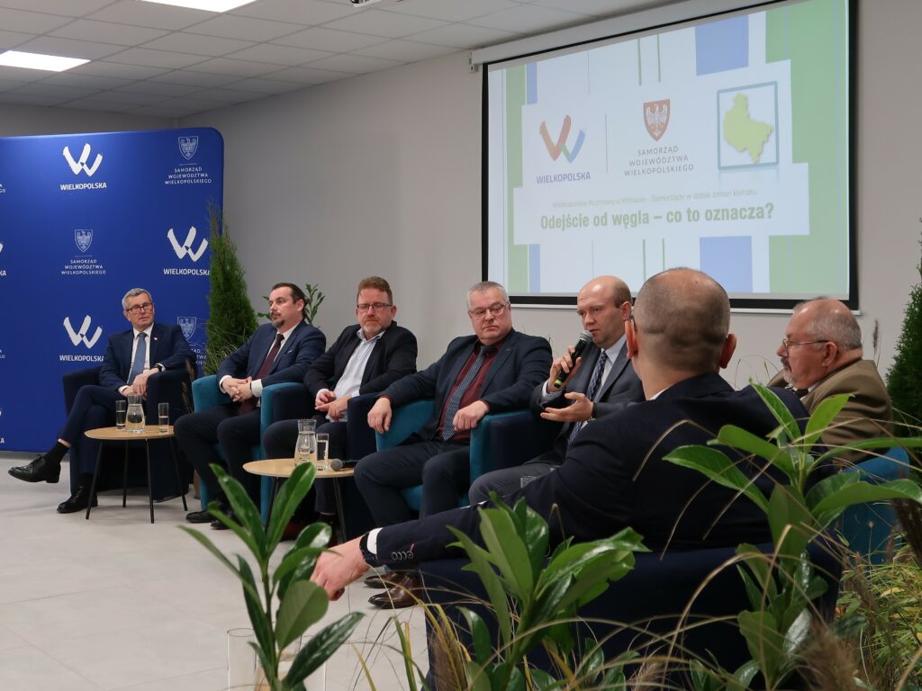 Zdjęcie przedstawia uczestników konferencji „Wielkopolskie Rozmowy o Klimacie”