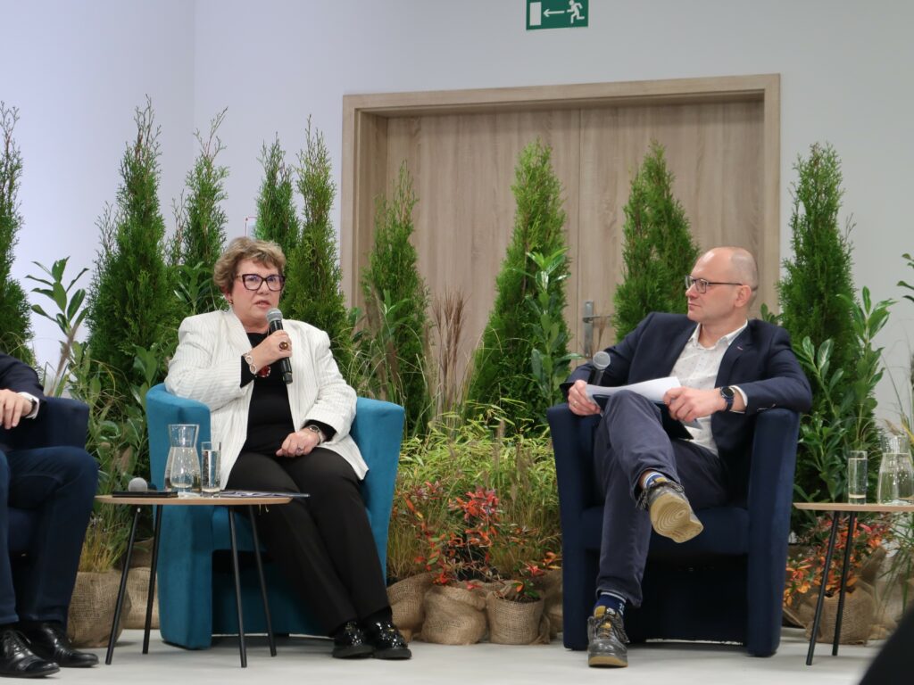 Zdjęcie przedstawia uczestników konferencji „Wielkopolskie Rozmowy o Klimacie”