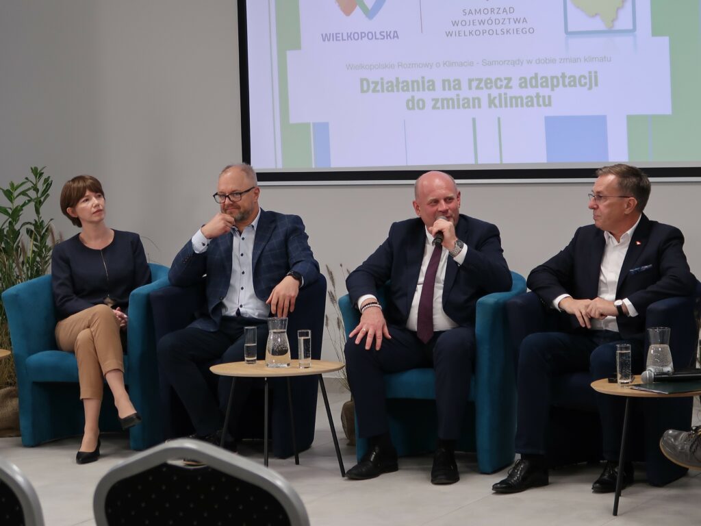 Zdjęcie przedstawia uczestników konferencji „Wielkopolskie Rozmowy o Klimacie”