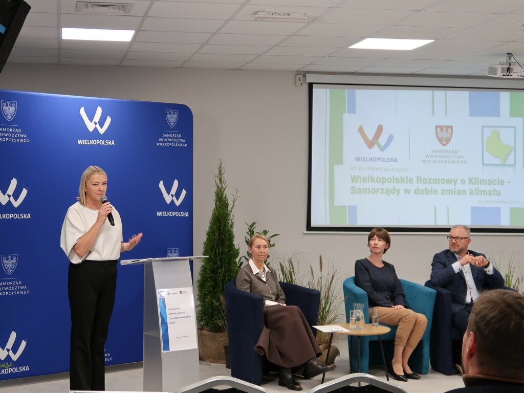 Zdjęcie przedstawia uczestników konferencji „Wielkopolskie Rozmowy o Klimacie”
